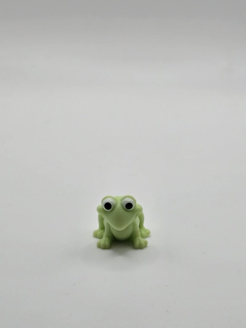Littlest Pet Shop~Mini 3/4" Accessory Frog~Green/White Eyes